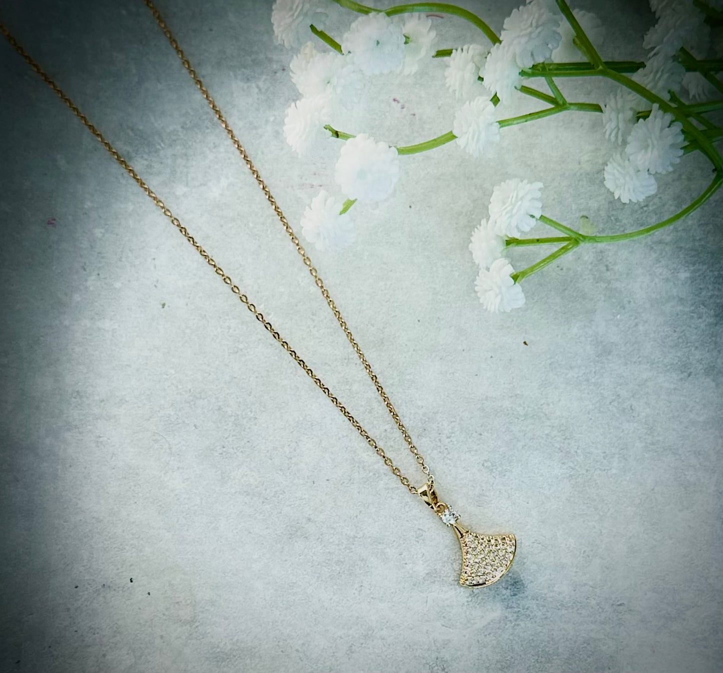 Gold Fan Pendant Necklace – Elegant Polished Finish, Adjustable Chain, Dainty Stone Detailing