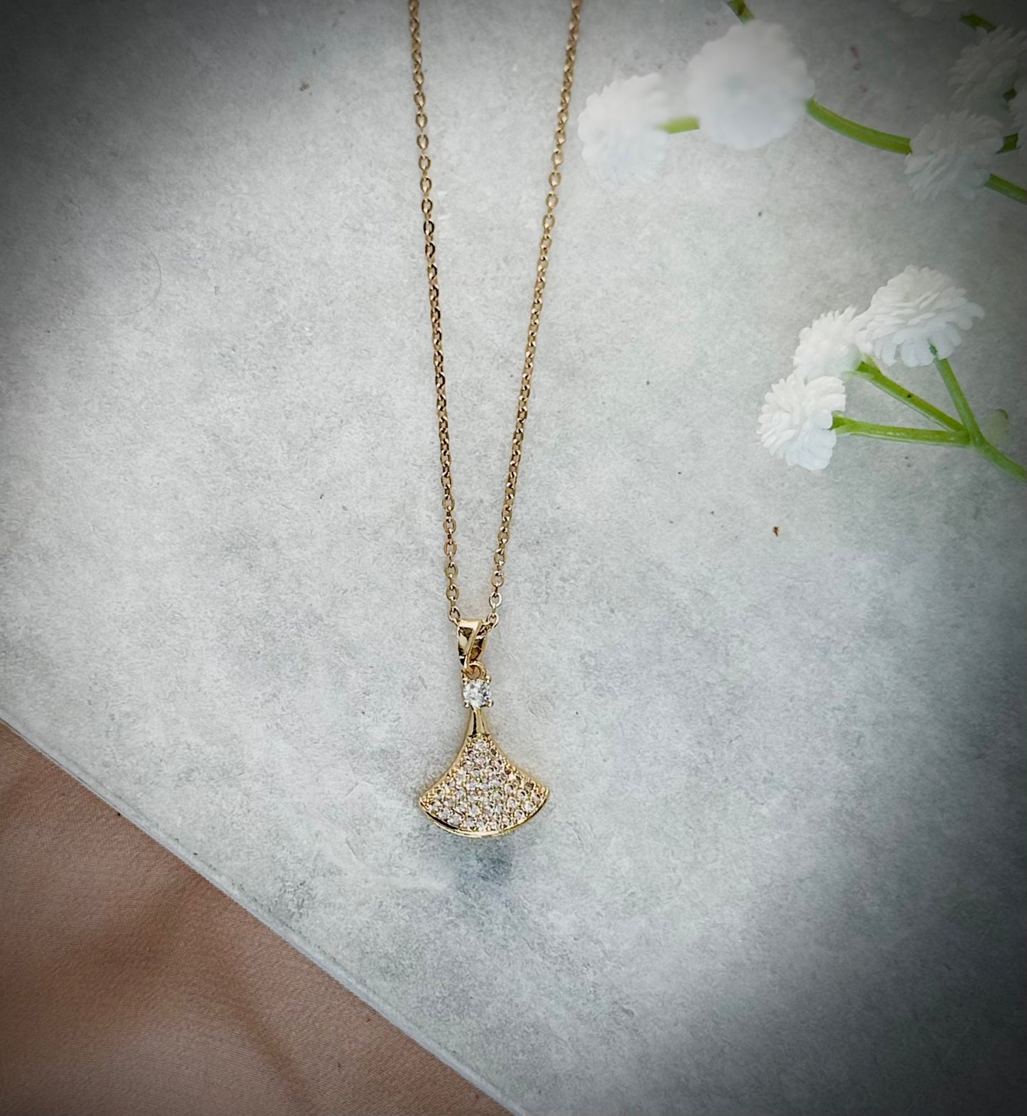 Gold Fan Pendant Necklace – Elegant Polished Finish, Adjustable Chain, Dainty Stone Detailing