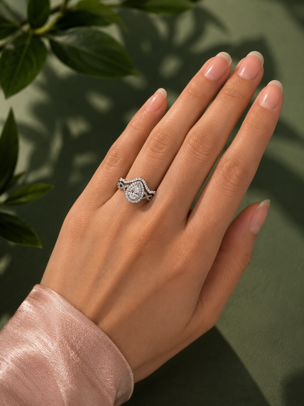 Éclat Pear Halo Ring
