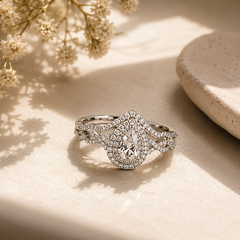 Éclat Pear Halo Ring