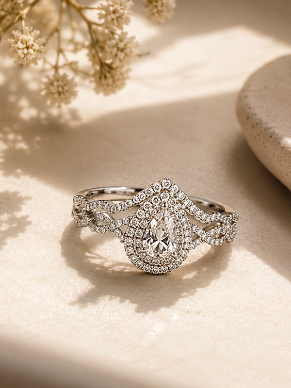 Éclat Pear Halo Ring