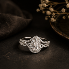 Éclat Pear Halo Ring