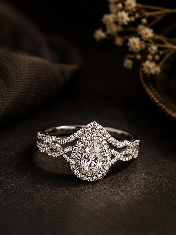 Éclat Pear Halo Ring