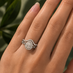 Éclat Pear Halo Ring