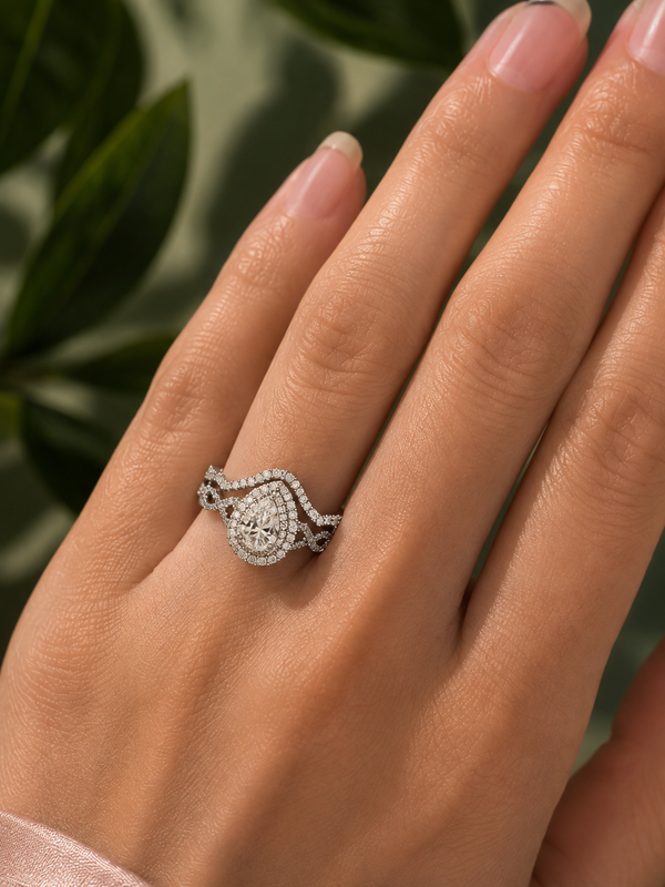 Éclat Pear Halo Ring