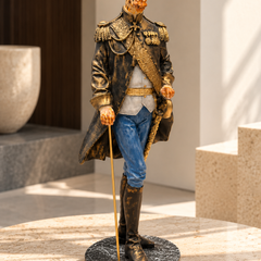 The Royal Giraffe – Commander Sculpture